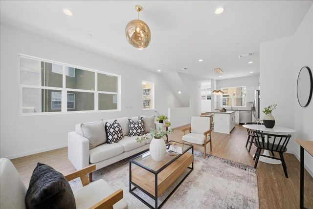 399 Midstream Ln, West Sacramento, CA 95605