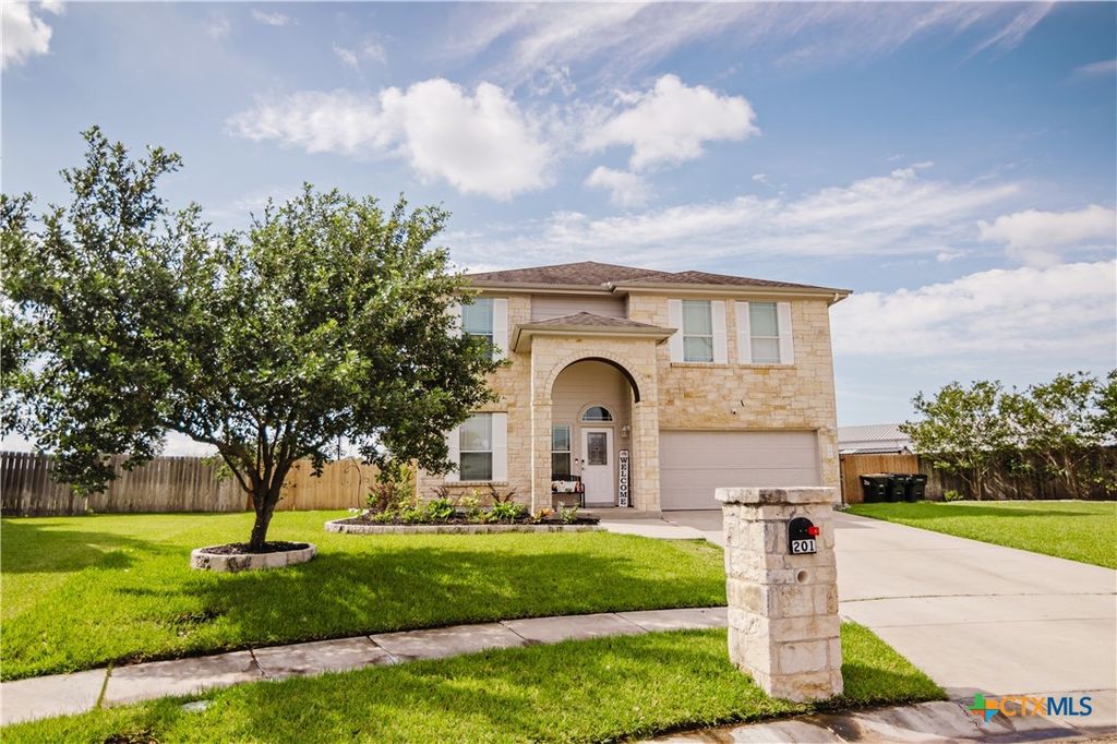 201 Boulder Ridge Drive, Cuero, TX 77954