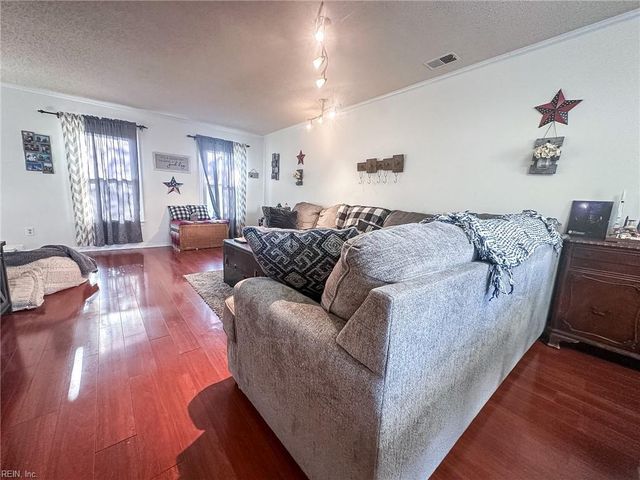 2064 Dolina DR, Virginia Beach, VA 23464