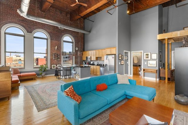 10 Kearney Sq 404, Lowell, MA 01852