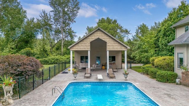 1238 W Center Road, Essexville, MI 48732