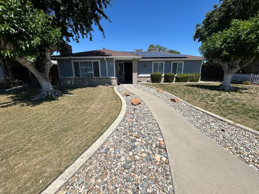 Image 1 of property listing at 420 W Houston Street, Coalinga, CA 93210