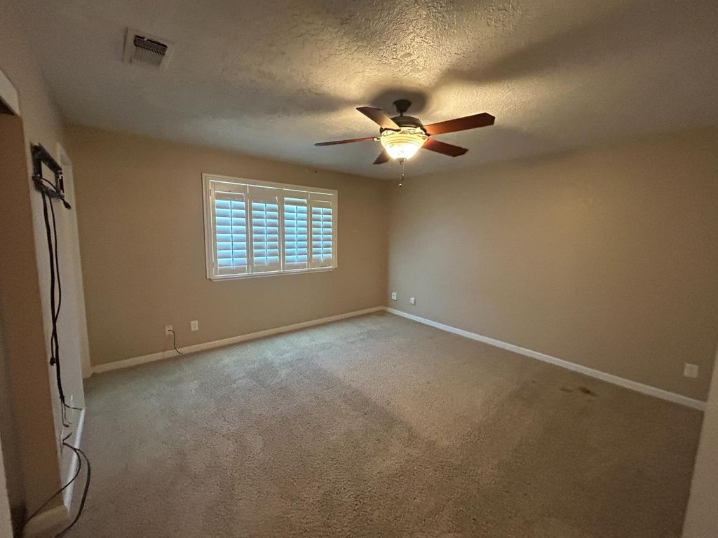 Image 14 of property listing at 420 W Houston Street, Coalinga, CA 93210