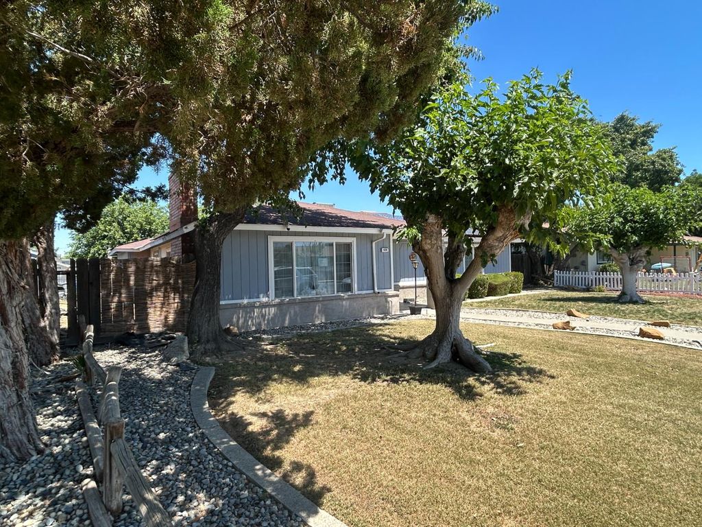 Image 2 of property listing at 420 W Houston Street, Coalinga, CA 93210