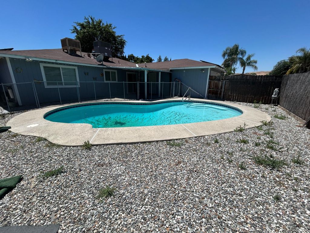Image 22 of property listing at 420 W Houston Street, Coalinga, CA 93210