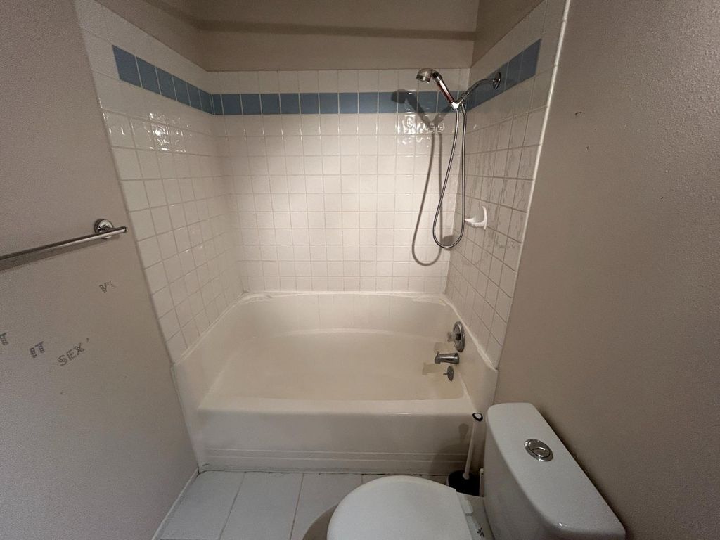 Image 3 of property listing at 420 W Houston Street, Coalinga, CA 93210