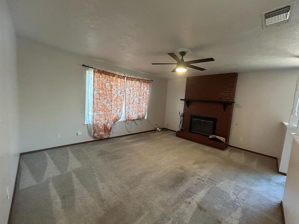 Image 4 of property listing at 420 W Houston Street, Coalinga, CA 93210
