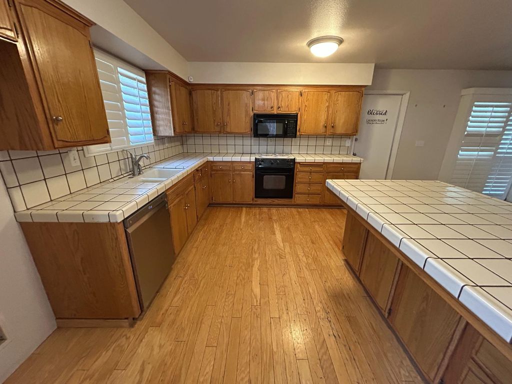Image 6 of property listing at 420 W Houston Street, Coalinga, CA 93210