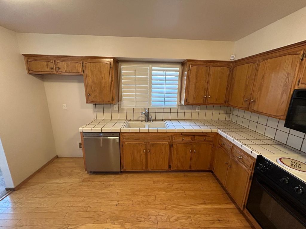 Image 9 of property listing at 420 W Houston Street, Coalinga, CA 93210