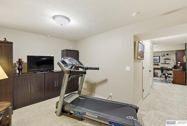 15607 Edna Circle, Omaha, NE 68136