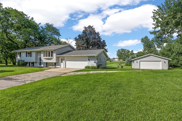 4390 Ridge Road, Cedar Rapids, IA 52411