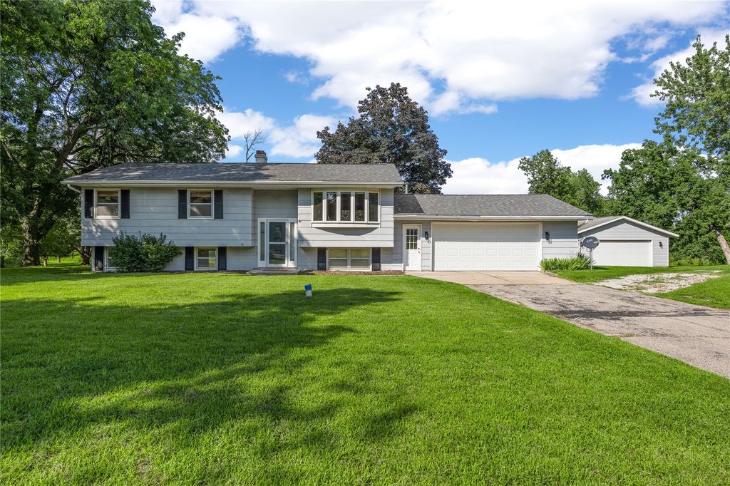 4390 Ridge Road, Cedar Rapids, IA 52411