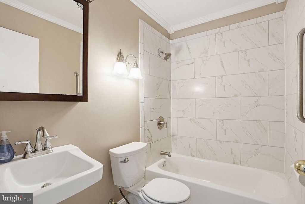 Image 27 of property listing at 1052 LIDO DR, Annapolis, MD 21409