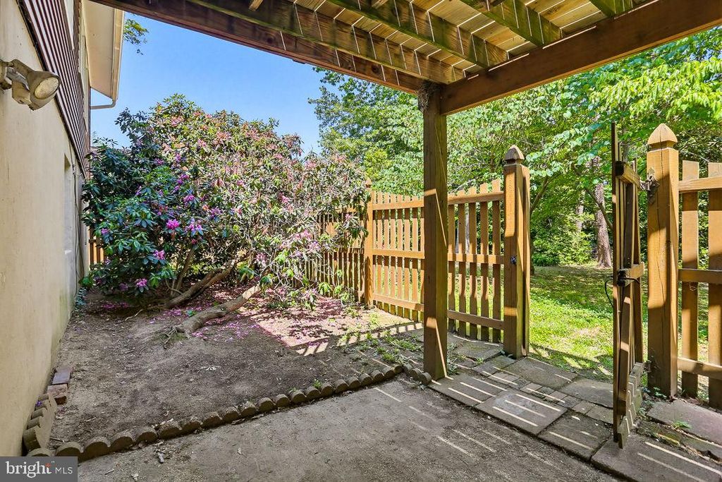 Image 35 of property listing at 1052 LIDO DR, Annapolis, MD 21409