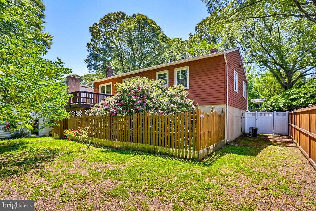 Image 36 of property listing at 1052 LIDO DR, Annapolis, MD 21409