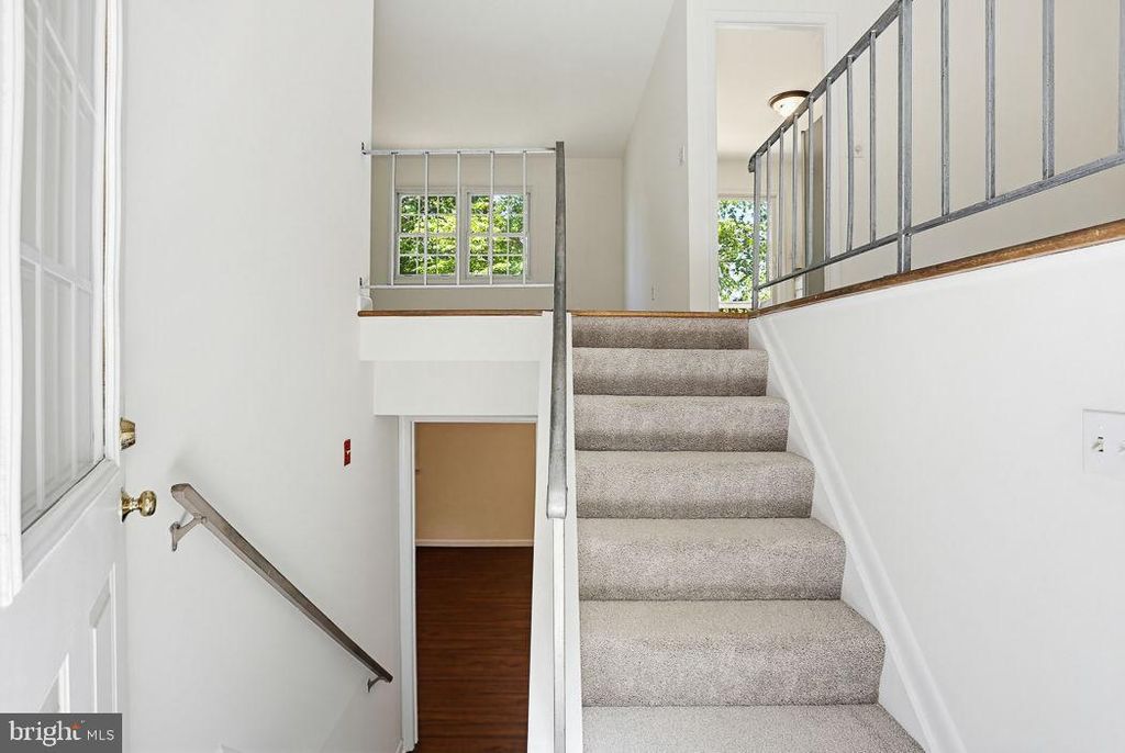 Image 5 of property listing at 1052 LIDO DR, Annapolis, MD 21409