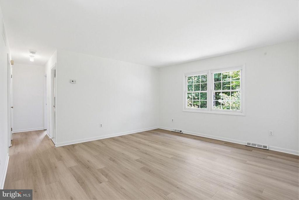 Image 6 of property listing at 1052 LIDO DR, Annapolis, MD 21409