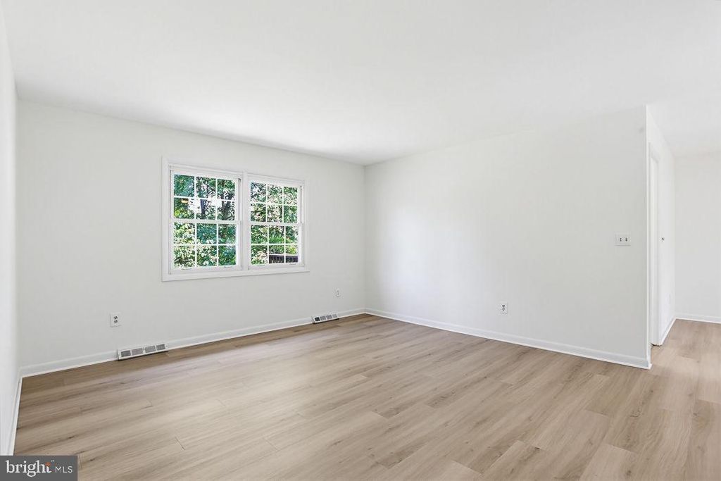 Image 7 of property listing at 1052 LIDO DR, Annapolis, MD 21409
