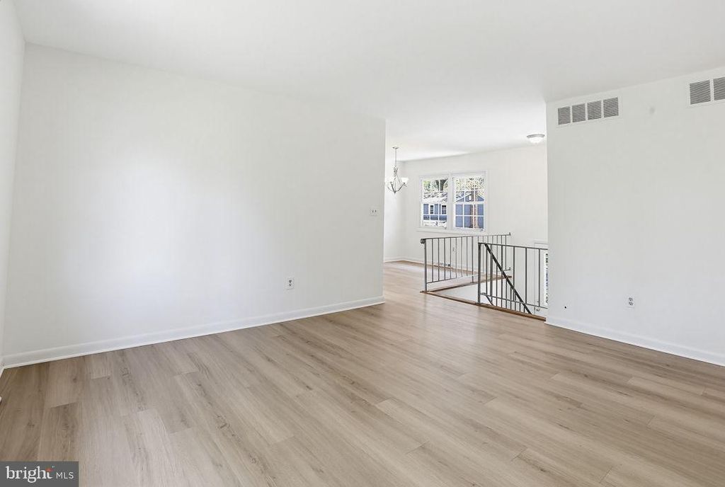 Image 8 of property listing at 1052 LIDO DR, Annapolis, MD 21409