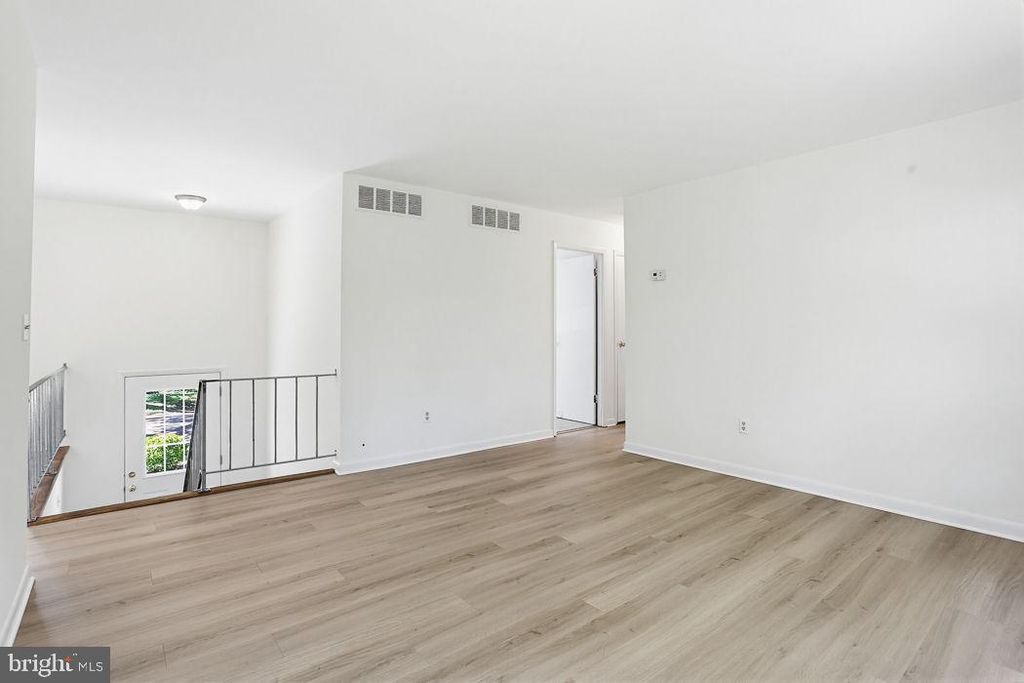 Image 9 of property listing at 1052 LIDO DR, Annapolis, MD 21409