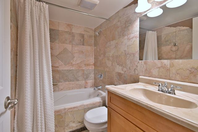 9176 South Road 1B, Palos Hills, IL 60465
