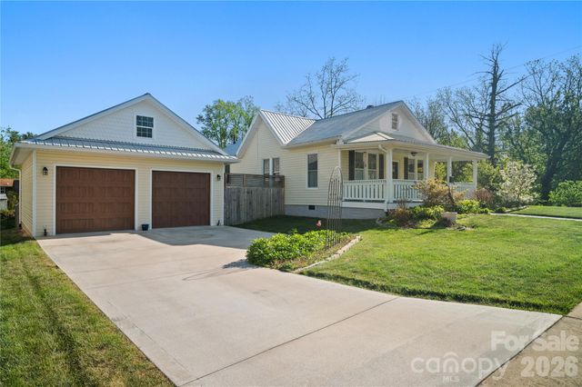416 3rd Avenue W, Hendersonville, NC 28739