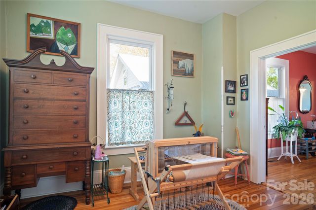 416 3rd Avenue W, Hendersonville, NC 28739