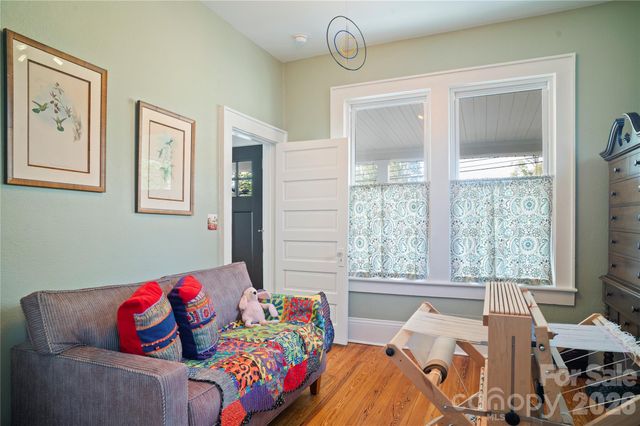 416 3rd Avenue W, Hendersonville, NC 28739