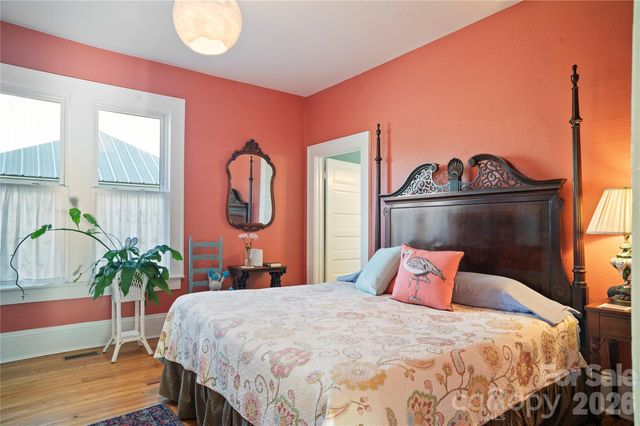 416 3rd Avenue W, Hendersonville, NC 28739