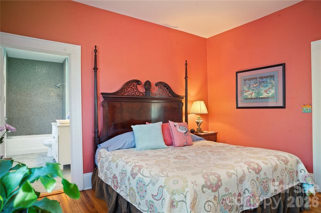416 3rd Avenue W, Hendersonville, NC 28739