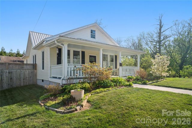 416 3rd Avenue W, Hendersonville, NC 28739