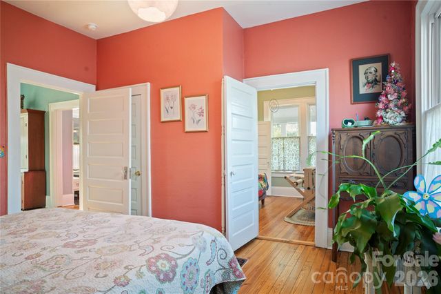 416 3rd Avenue W, Hendersonville, NC 28739
