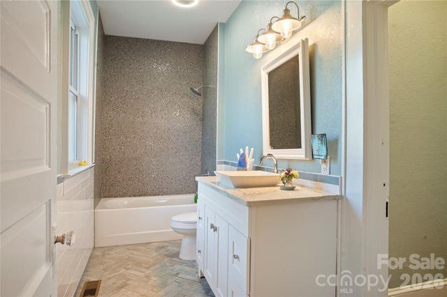 416 3rd Avenue W, Hendersonville, NC 28739