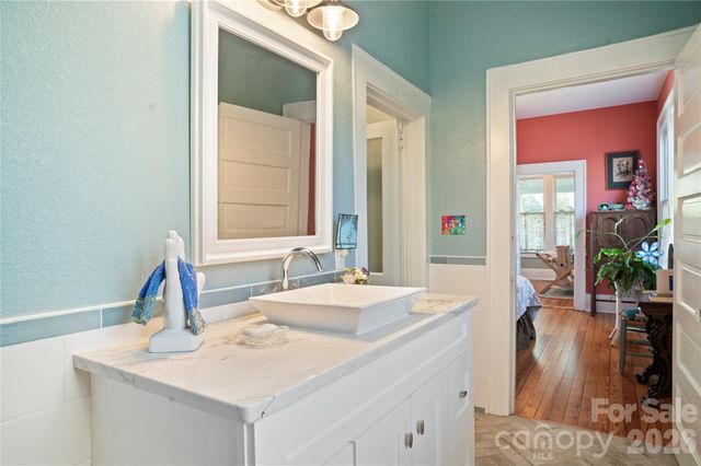 416 3rd Avenue W, Hendersonville, NC 28739