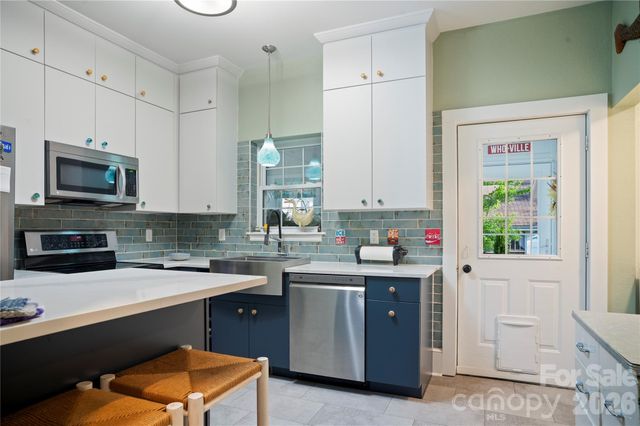 416 3rd Avenue W, Hendersonville, NC 28739