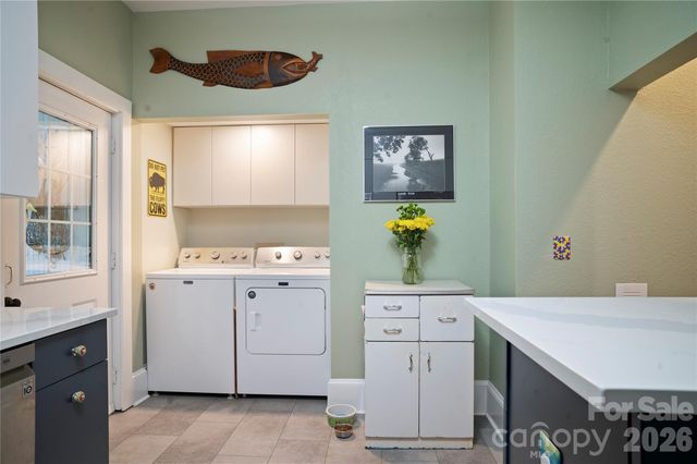 416 3rd Avenue W, Hendersonville, NC 28739
