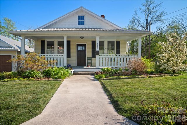 416 3rd Avenue W, Hendersonville, NC 28739