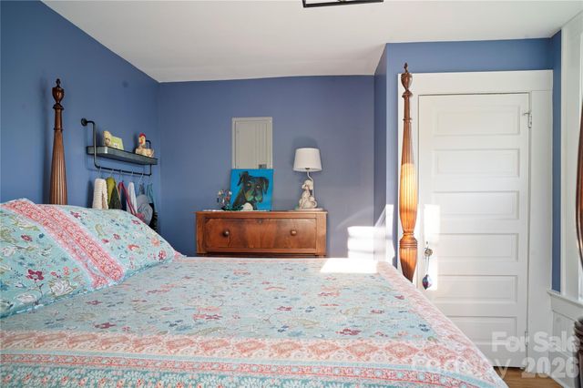416 3rd Avenue W, Hendersonville, NC 28739