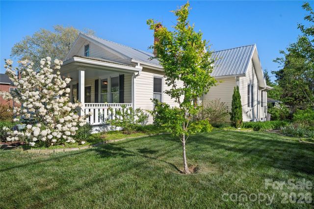 416 3rd Avenue W, Hendersonville, NC 28739