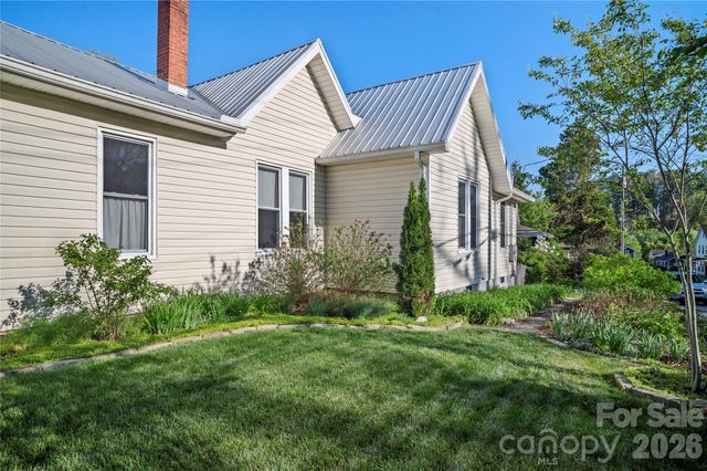 416 3rd Avenue W, Hendersonville, NC 28739