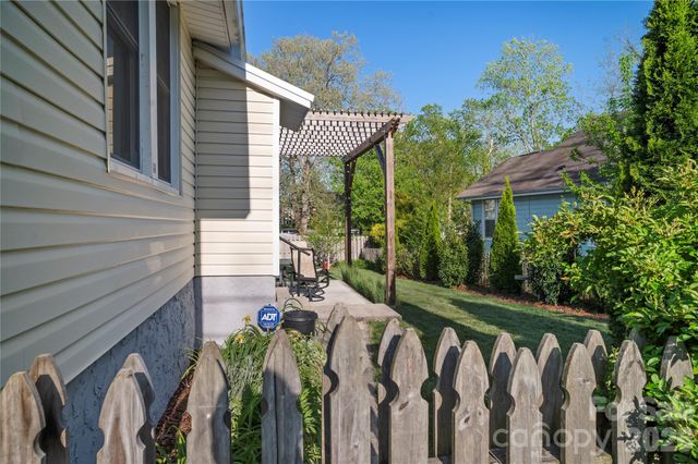 416 3rd Avenue W, Hendersonville, NC 28739