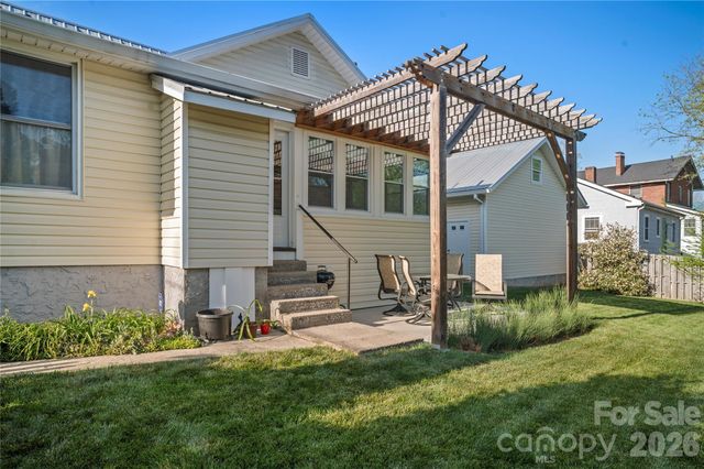 416 3rd Avenue W, Hendersonville, NC 28739