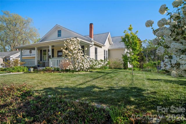 416 3rd Avenue W, Hendersonville, NC 28739