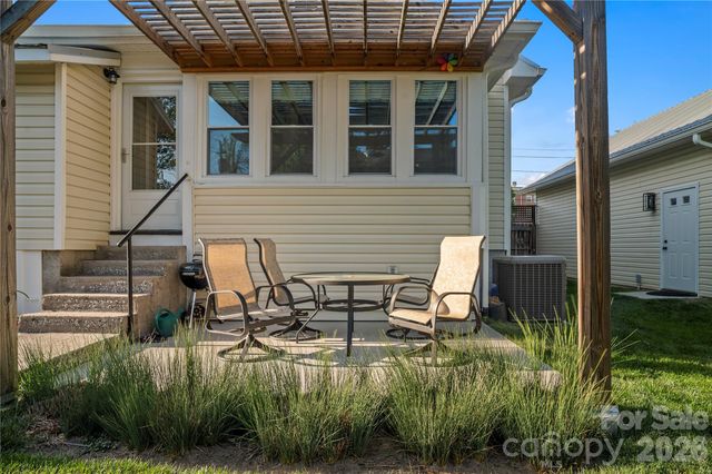 416 3rd Avenue W, Hendersonville, NC 28739