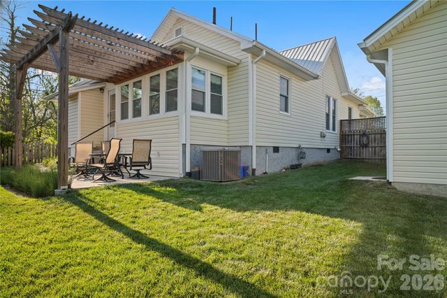 416 3rd Avenue W, Hendersonville, NC 28739