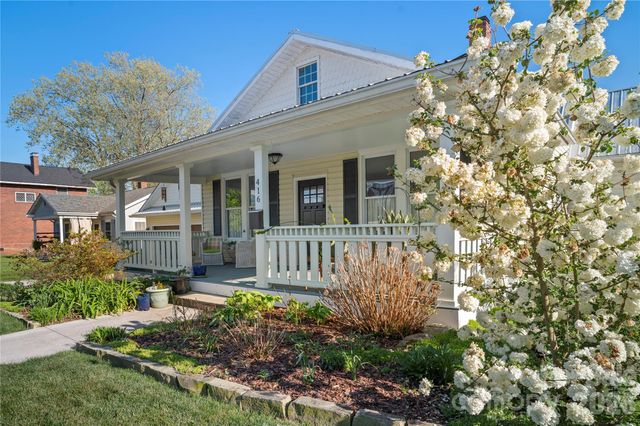 416 3rd Avenue W, Hendersonville, NC 28739