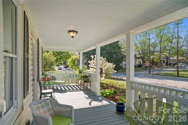 416 3rd Avenue W, Hendersonville, NC 28739