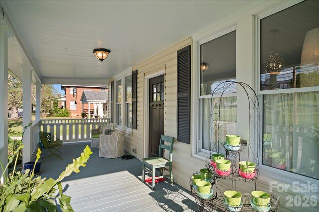 416 3rd Avenue W, Hendersonville, NC 28739