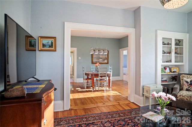 416 3rd Avenue W, Hendersonville, NC 28739
