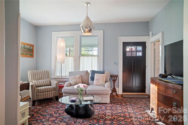 416 3rd Avenue W, Hendersonville, NC 28739